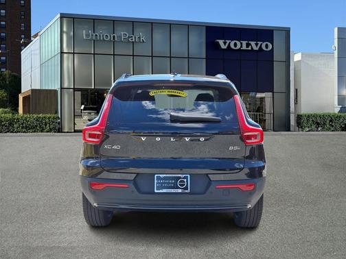 2024 Volvo XC40 Plus Dark Theme