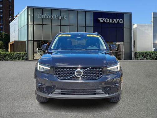 2024 Volvo XC40 Plus Dark Theme
