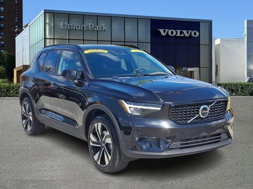 2024 Volvo XC40 Plus Dark Theme