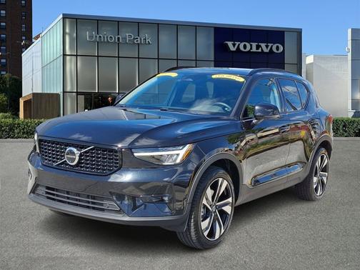 2024 Volvo XC40 Plus Dark Theme