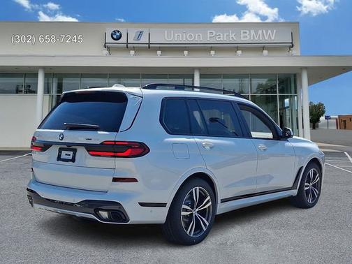 Mineral White Metallic 2027 BMW X7 xDrive40i