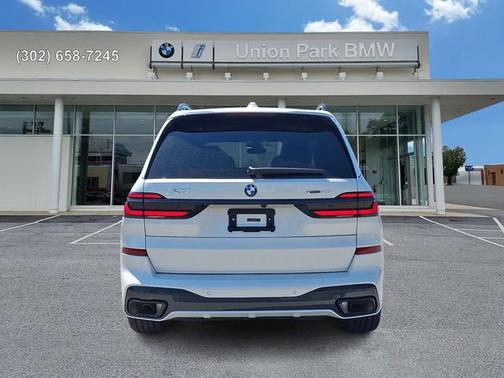 Mineral White Metallic 2027 BMW X7 xDrive40i