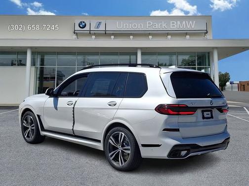 Mineral White Metallic 2027 BMW X7 xDrive40i