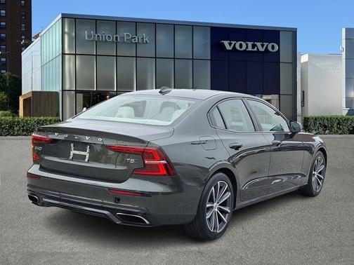 2021 Volvo S60 Momentum