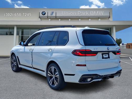 Alpine White 2027 BMW X7 xDrive40i