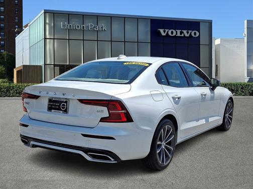 2022 Volvo S60 Momentum