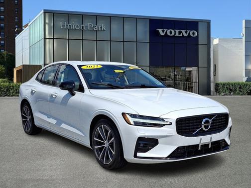 2022 Volvo S60 Momentum