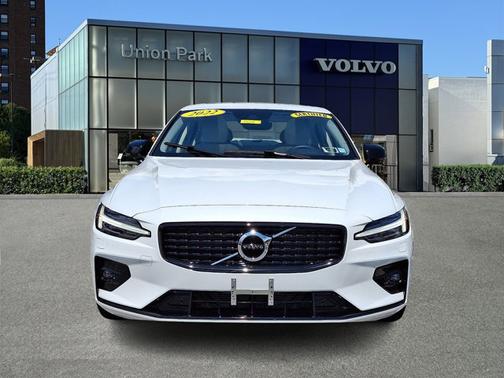 2022 Volvo S60 Momentum