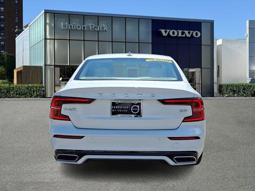 2022 Volvo S60 Momentum