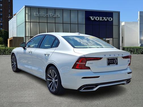 2022 Volvo S60 Momentum