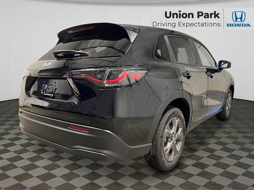 Crystal Black Pearl 2027 Honda HR-V LX