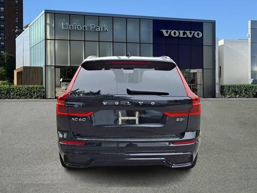 Onyx Black Metallic 2026 Volvo XC60 Plus