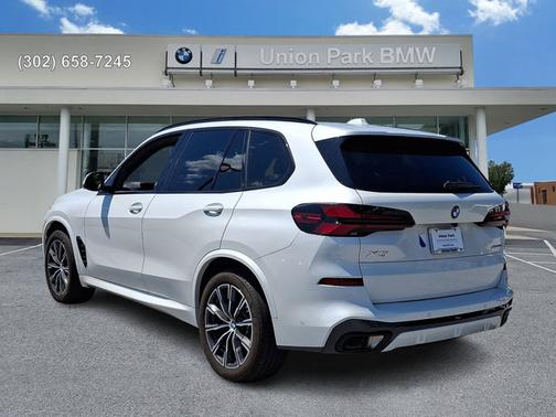 Mineral White Metallic 2024 BMW X5 xDrive40i