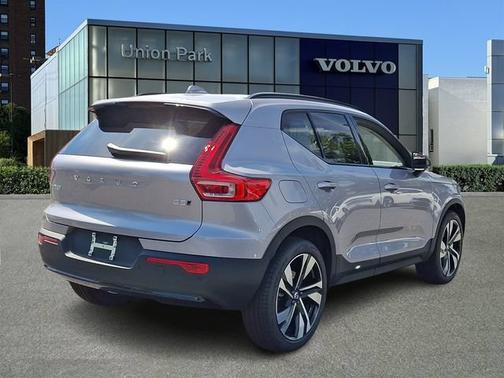 Aurora Silver 2026 Volvo XC40 Ultra