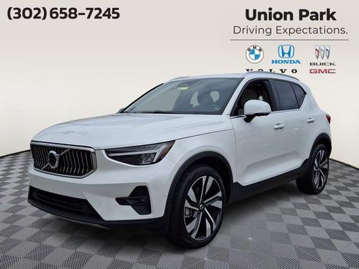 Crystal White Metallic 2024 Volvo XC40 Plus Bright Theme