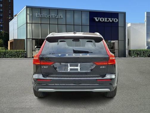 Onyx Black Metallic 2026 Volvo V60 Cross Country Plus