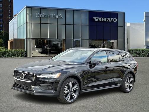 Onyx Black Metallic 2026 Volvo V60 Cross Country Plus