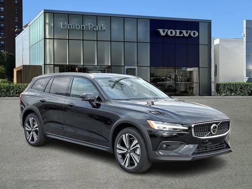 Onyx Black Metallic 2026 Volvo V60 Cross Country Plus