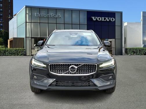 Onyx Black Metallic 2026 Volvo V60 Cross Country Plus