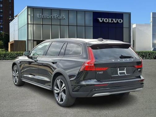 Onyx Black Metallic 2026 Volvo V60 Cross Country Plus