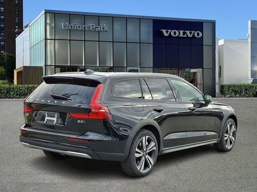 Onyx Black Metallic 2026 Volvo V60 Cross Country Plus