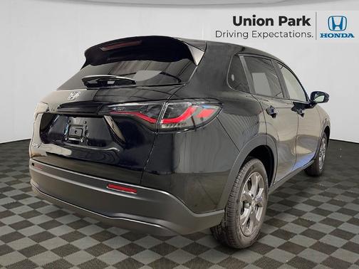 Crystal Black Pearl 2027 Honda HR-V LX