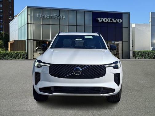 Crystal White Pearl 2026 Volvo XC90 Plug-In Hybrid Ultra Dark Theme