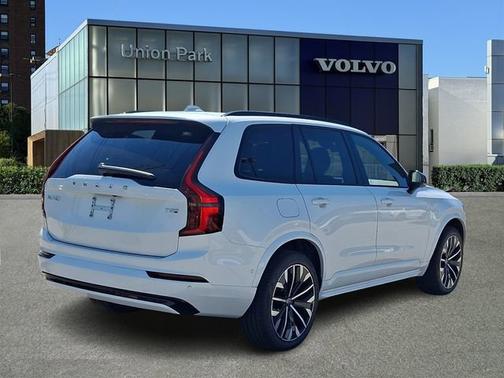 Crystal White Pearl 2026 Volvo XC90 Plug-In Hybrid Ultra Dark Theme