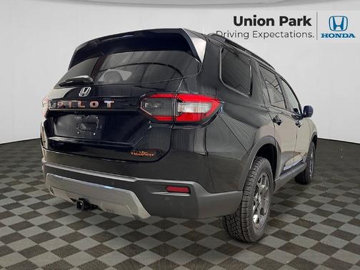 Crystal Black Pearl 2026 Honda Pilot TrailSport