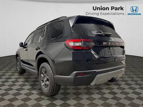 Crystal Black Pearl 2026 Honda Pilot TrailSport