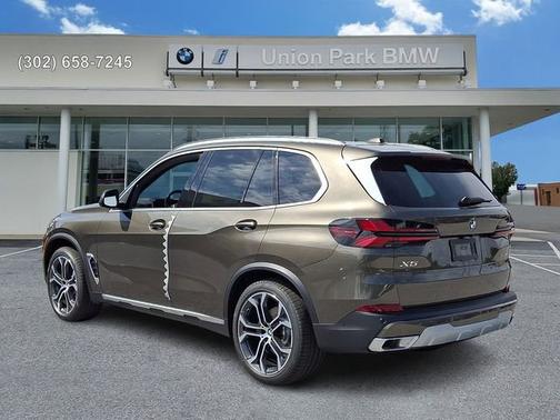 Manhattan Green Metallic 2026 BMW X5 xDrive40i