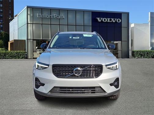 2025 Volvo XC40 Plus Dark Theme