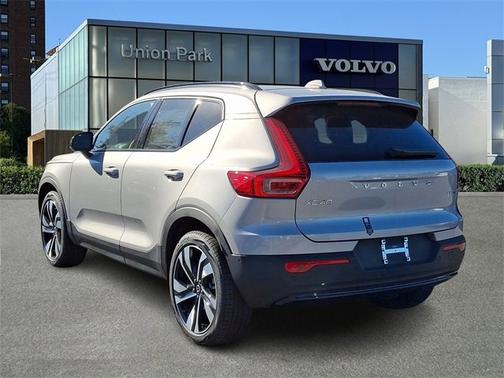2025 Volvo XC40 Plus Dark Theme