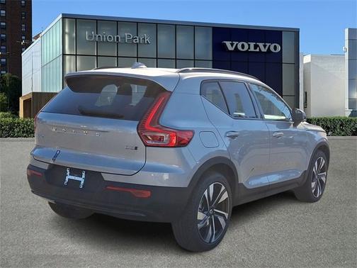 2025 Volvo XC40 Plus Dark Theme