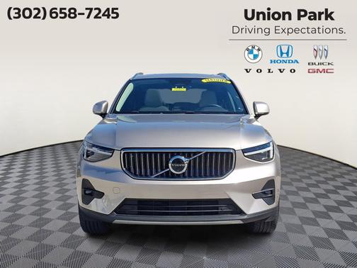 Bright Dusk Metallic 2024 Volvo XC40 Plus Bright Theme