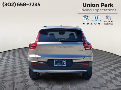 Bright Dusk Metallic 2024 Volvo XC40 Plus Bright Theme