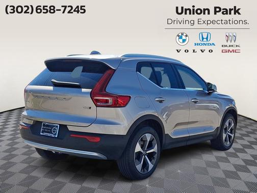 Bright Dusk Metallic 2024 Volvo XC40 Plus Bright Theme