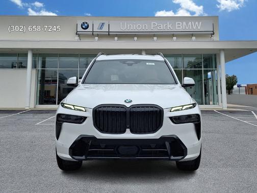 Mineral White Metallic 2027 BMW X7 xDrive40i