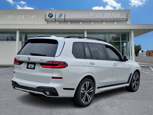 Mineral White Metallic 2027 BMW X7 xDrive40i