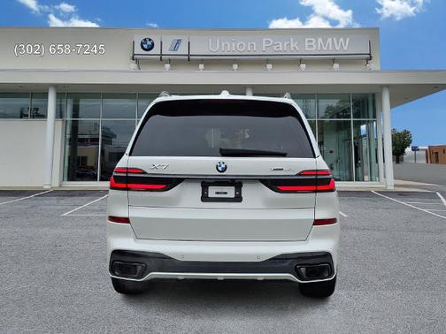 Mineral White Metallic 2027 BMW X7 xDrive40i