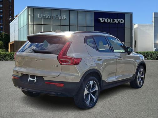 Sand Dune Metallic 2026 Volvo XC40 Core