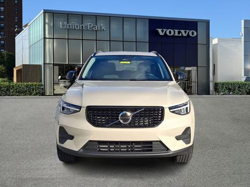 Sand Dune Metallic 2026 Volvo XC40 Core