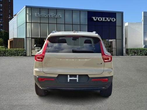 Sand Dune Metallic 2026 Volvo XC40 Core