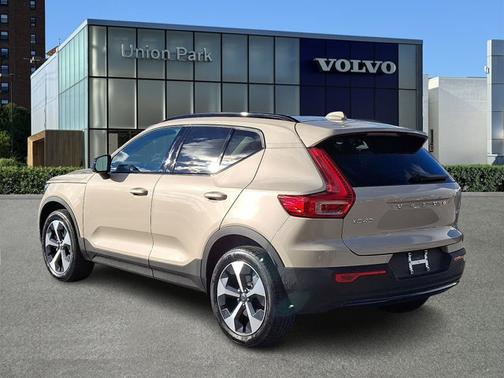 Sand Dune Metallic 2026 Volvo XC40 Core