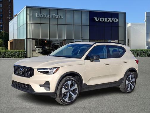 Sand Dune Metallic 2026 Volvo XC40 Core