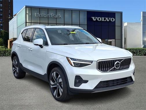 2025 Volvo XC40 Plus Bright Theme