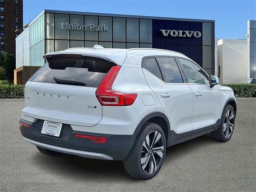 2025 Volvo XC40 Plus Bright Theme