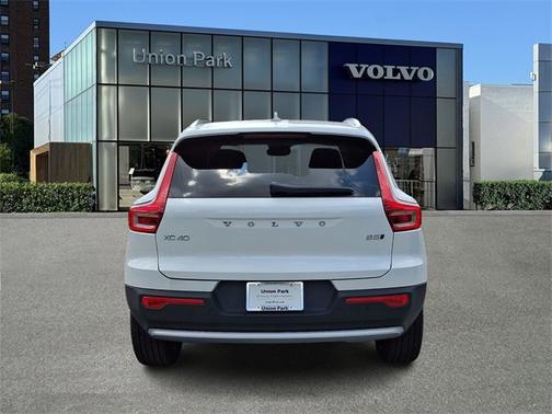 2025 Volvo XC40 Plus Bright Theme