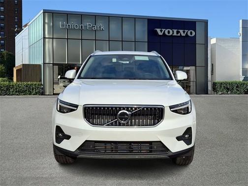 2025 Volvo XC40 Plus Bright Theme