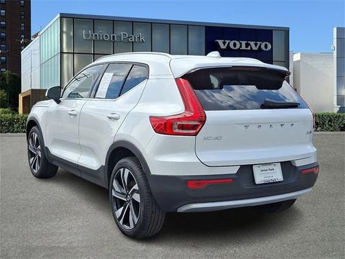 2025 Volvo XC40 Plus Bright Theme